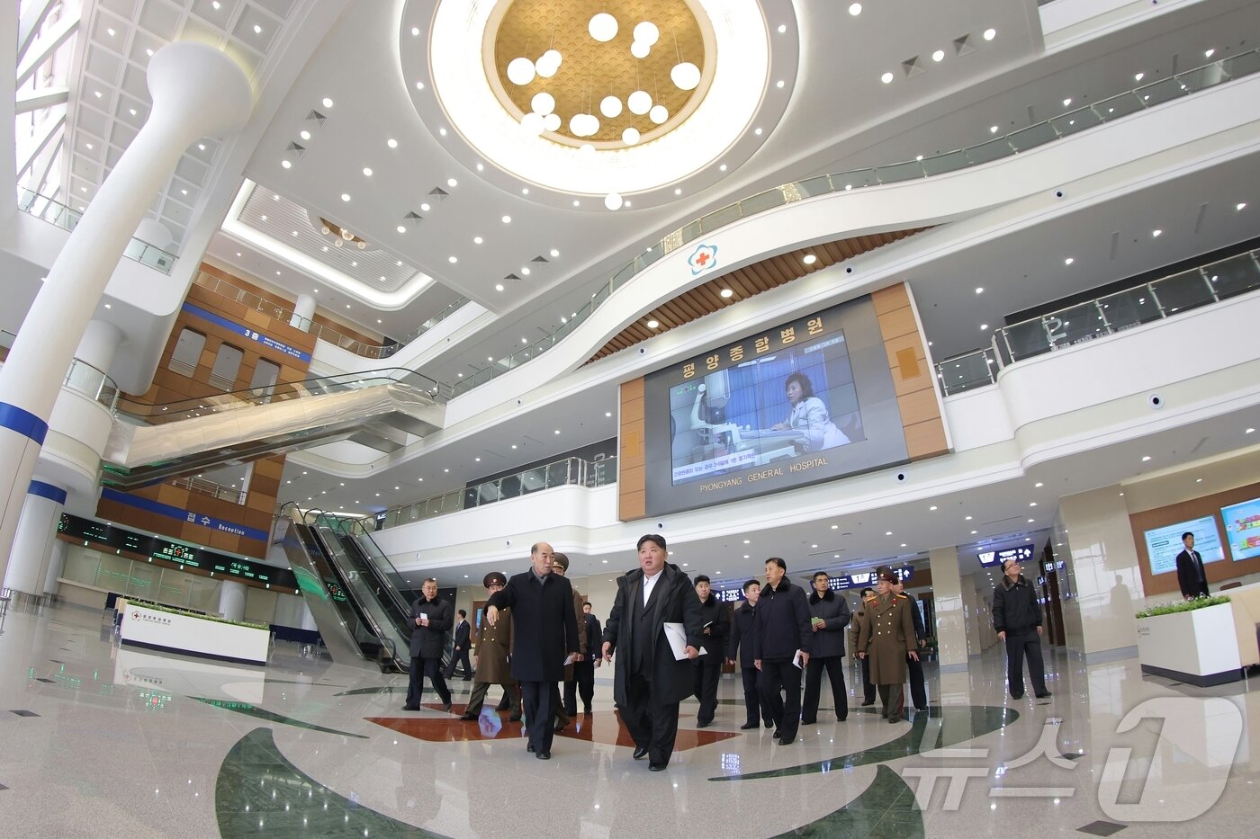 본문 이미지 - (평양 노동신문=뉴스1) = 평양종합병원 로비. [국내에서만 사용가능. 재배포 금지. DB 금지. For Use Only in the Republic of Korea. Redistribution Prohibited] rodongphoto@news1.kr