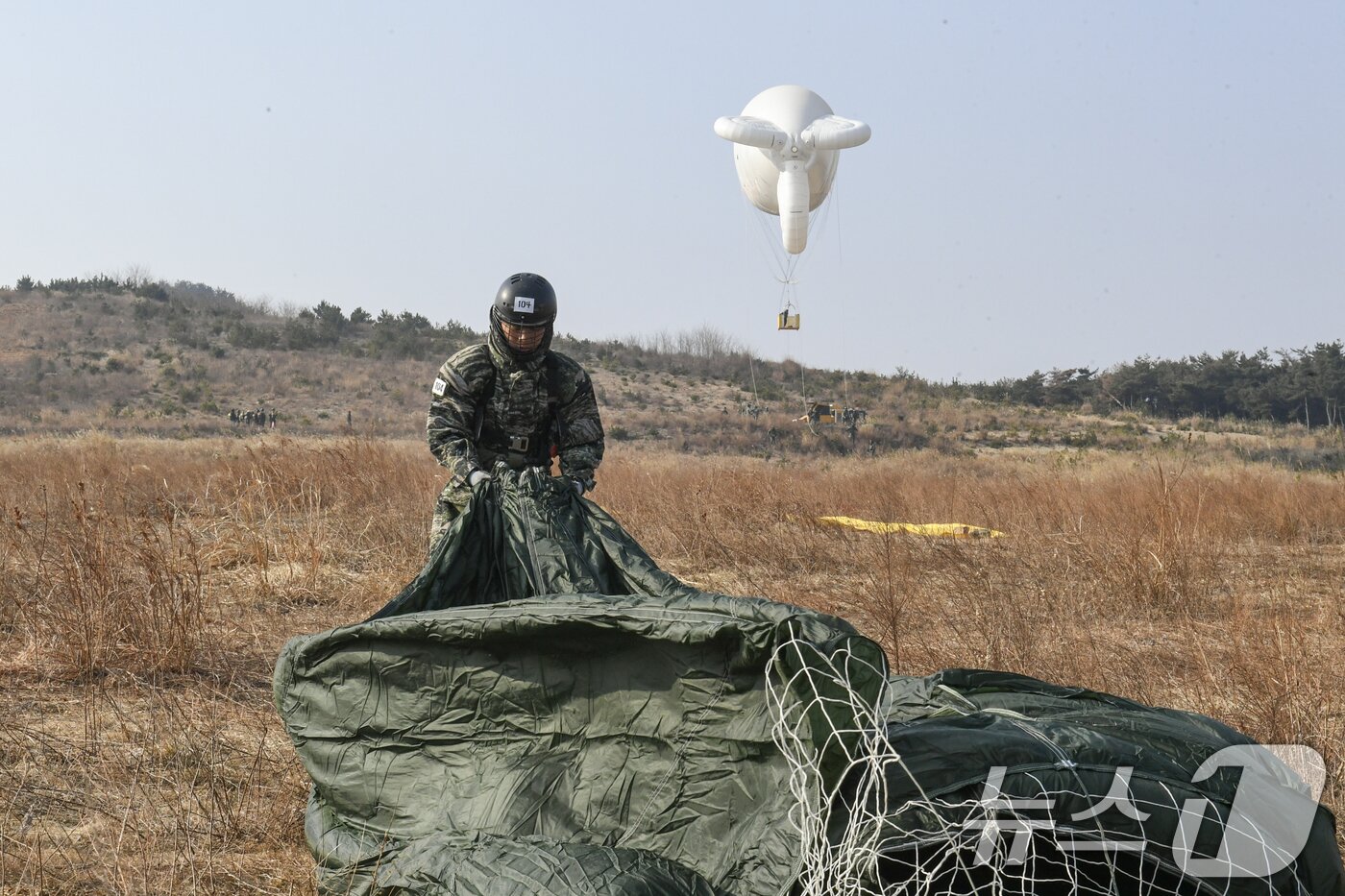 본문 이미지 - 해병대는 지난 10일부터 포항 일대에서 실전적인 공정작전 임무수행 능력을 배양하기 위해 올해 첫 공수기본교육&#40;266차&#41;을 실시했다고 28일 밝혔다. 해병대 교육훈련단 공수기본 266차 교육생들이 강하훈련을 하고 있다. &#40;해병대사령부 제공. 재판매 및 DB 금지&#41; 2025.2.28/뉴스1