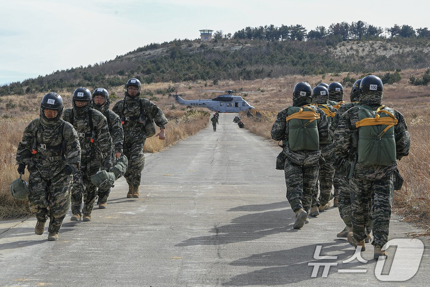 본문 이미지 - 해병대는 지난 10일부터 포항 일대에서 실전적인 공정작전 임무수행 능력을 배양하기 위해 올해 첫 공수기본교육&#40;266차&#41;을 실시했다고 28일 밝혔다. 해병대 교육훈련단 공수기본 266차 교육생들이 강하훈련을 하고 있다. &#40;해병대사령부 제공. 재판매 및 DB 금지&#41; 2025.2.28/뉴스1