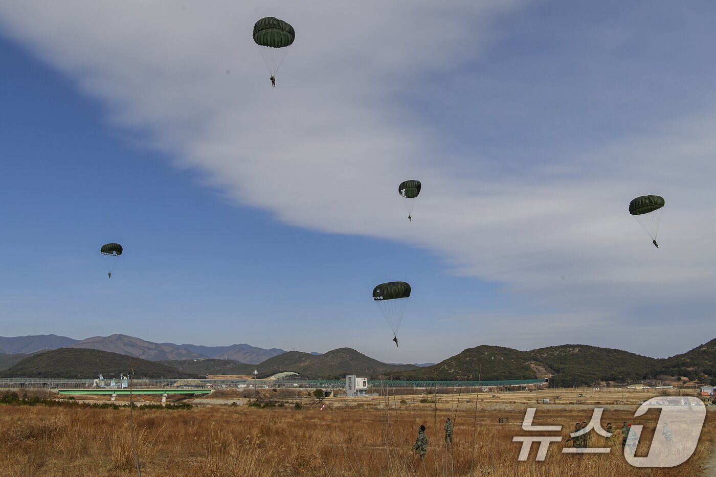 본문 이미지 - 해병대는 지난 10일부터 포항 일대에서 실전적인 공정작전 임무수행 능력을 배양하기 위해 올해 첫 공수기본교육&#40;266차&#41;을 실시했다고 28일 밝혔다. 해병대 교육훈련단 공수기본 266차 교육생들이 강하훈련을 하고 있다. &#40;해병대사령부 제공. 재판매 및 DB 금지&#41; 2025.2.28/뉴스1