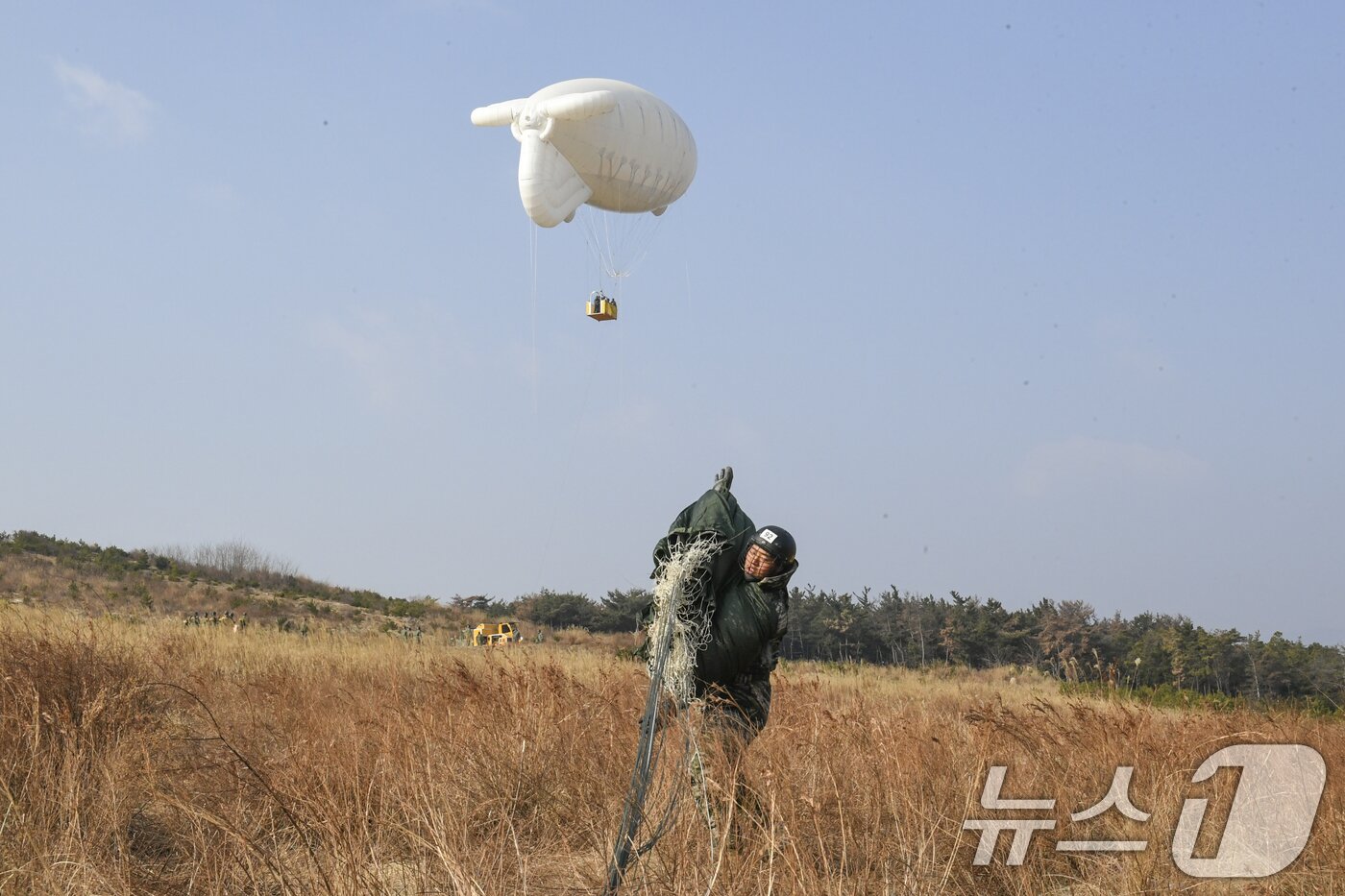 본문 이미지 - 해병대는 지난 10일부터 포항 일대에서 실전적인 공정작전 임무수행 능력을 배양하기 위해 올해 첫 공수기본교육&#40;266차&#41;을 실시했다고 28일 밝혔다. 해병대 교육훈련단 공수기본 266차 교육생들이 강하훈련을 하고 있다. &#40;해병대사령부 제공. 재판매 및 DB 금지&#41; 2025.2.28/뉴스1