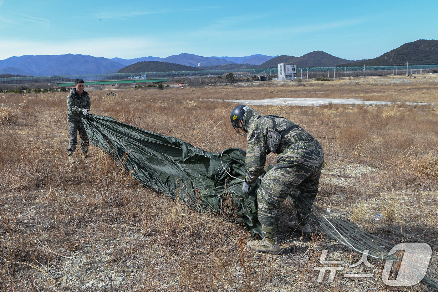 (서울=뉴스1) = 해병대는 지난 10일부터 포항 일대에서 실전적인 공정작전 임무수행 능력을 배양하기 위해 올해 첫 공수기본교육(266차)을 실시했다고 28일 밝혔다.해병대 교육훈 …