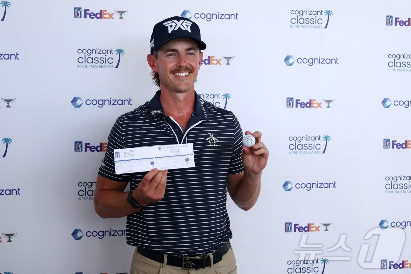 본문 이미지 - 28일&#40;한국시간&#41; PGA 코그니전트 클래식 1라운드에서 59타를 기록한 제이크 냅&#40;미국&#41;이 스코어카드와 공을 들고 포즈를 취하고 있다. ⓒ AFP=뉴스1