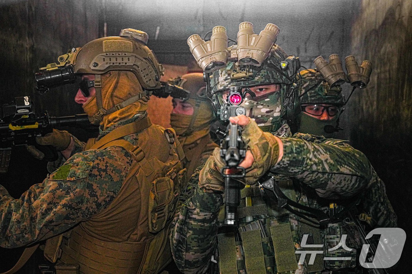 본문 이미지 - 해병대사령부는 지난 26일부터 오는 3월 7일까지 파주와 동두천 일대 훈련장에서 특수수색대대와 미 해병대 III-MEF 수색부대가 한미 해병대 KMEP 연합수색훈련을 하고 있다고 28일 밝혔다. 한미 해병대 수색부대 장병들이 도시지역전투 훈련장에서 근접전투술 숙달훈련을 하고 있다. &#40;해병대사령부 제공. 재판매 및 DB 금지&#41; 2025.2.28/뉴스1
