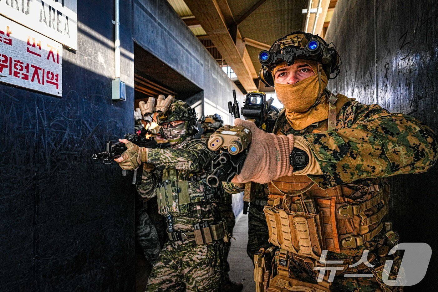 본문 이미지 - 해병대사령부는 지난 26일부터 오는 3월 7일까지 파주와 동두천 일대 훈련장에서 특수수색대대와 미 해병대 III-MEF 수색부대가 한미 해병대 KMEP 연합수색훈련을 하고 있다고 28일 밝혔다. 한미 해병대 수색부대 장병들이 도시지역전투 훈련장에서 근접전투술 숙달훈련을 하고 있다. &#40;해병대사령부 제공. 재판매 및 DB 금지&#41; 2025.2.28/뉴스1