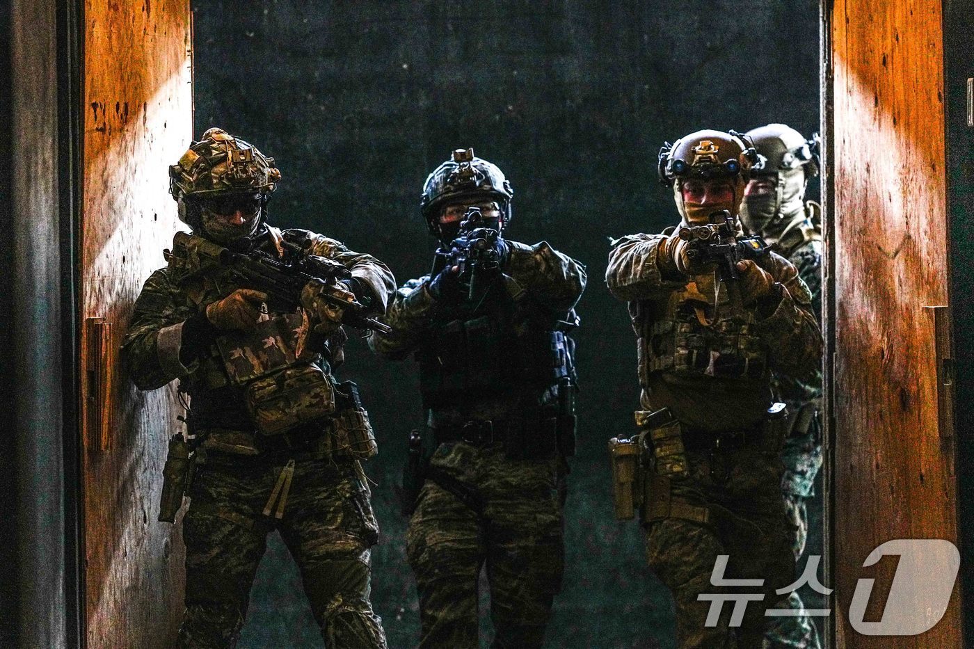 본문 이미지 - 해병대사령부는 지난 26일부터 오는 3월 7일까지 파주와 동두천 일대 훈련장에서 특수수색대대와 미 해병대 III-MEF 수색부대가 한미 해병대 KMEP 연합수색훈련을 하고 있다고 28일 밝혔다. 한미 해병대 수색부대 장병들이 도시지역전투 훈련장에서 근접전투술 숙달훈련을 하고 있다. &#40;해병대사령부 제공. 재판매 및 DB 금지&#41; 2025.2.28/뉴스1