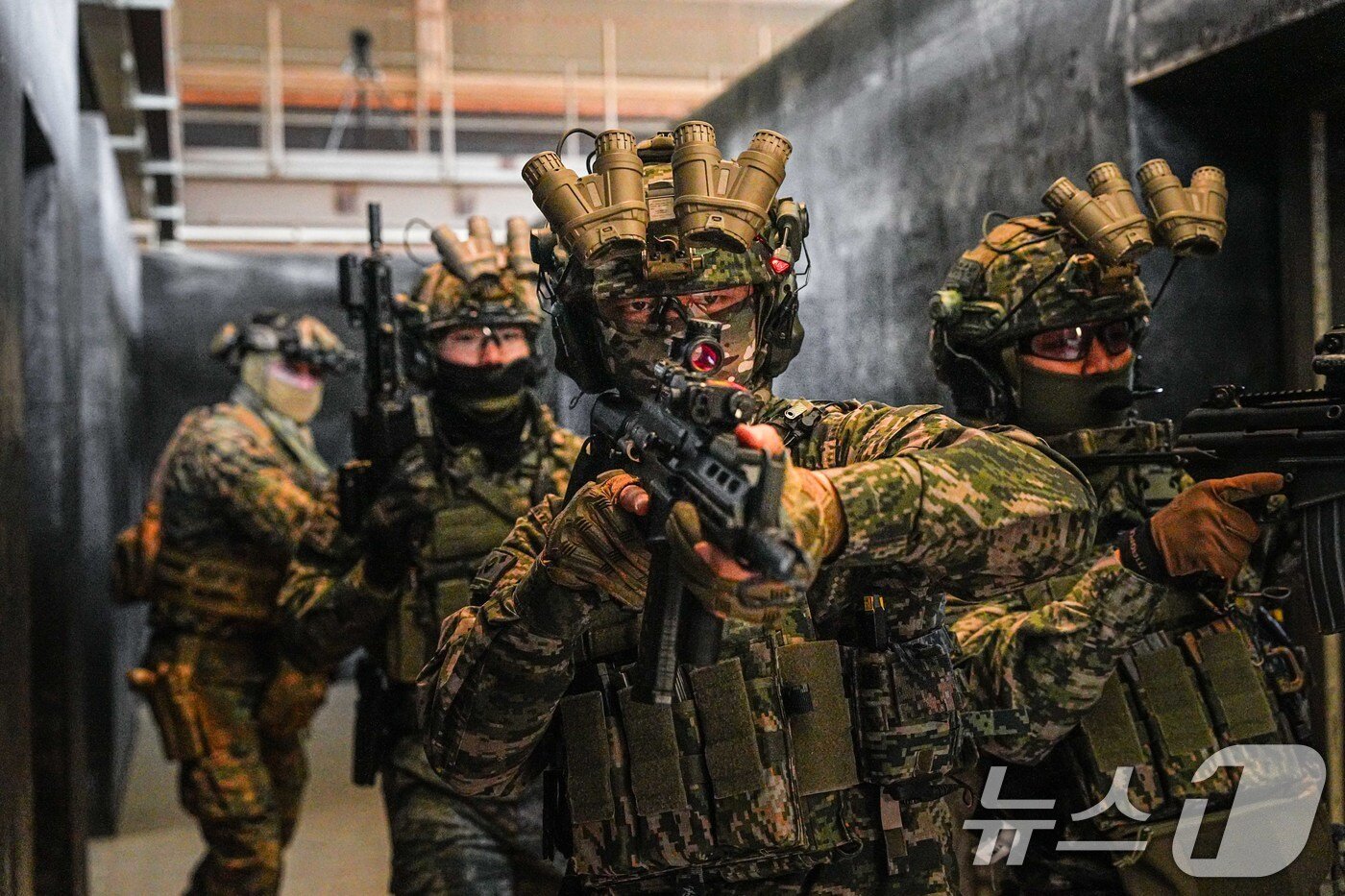 본문 이미지 - 해병대사령부는 지난 26일부터 오는 3월 7일까지 파주와 동두천 일대 훈련장에서 특수수색대대와 미 해병대 III-MEF 수색부대가 한미 해병대 KMEP 연합수색훈련을 하고 있다고 28일 밝혔다. 한미 해병대 수색부대 장병들이 도시지역전투 훈련장에서 근접전투술 숙달훈련을 하고 있다. &#40;해병대사령부 제공. 재판매 및 DB 금지&#41; 2025.2.28/뉴스1