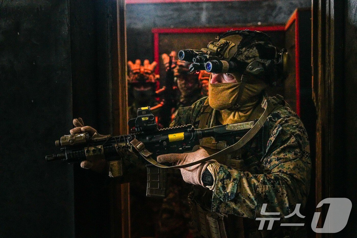 본문 이미지 - 해병대사령부는 지난 26일부터 오는 3월 7일까지 파주와 동두천 일대 훈련장에서 특수수색대대와 미 해병대 III-MEF 수색부대가 한미 해병대 KMEP 연합수색훈련을 하고 있다고 28일 밝혔다. 한미 해병대 수색부대 장병들이 도시지역전투 훈련장에서 근접전투술 숙달훈련을 하고 있다. &#40;해병대사령부 제공. 재판매 및 DB 금지&#41; 2025.2.28/뉴스1