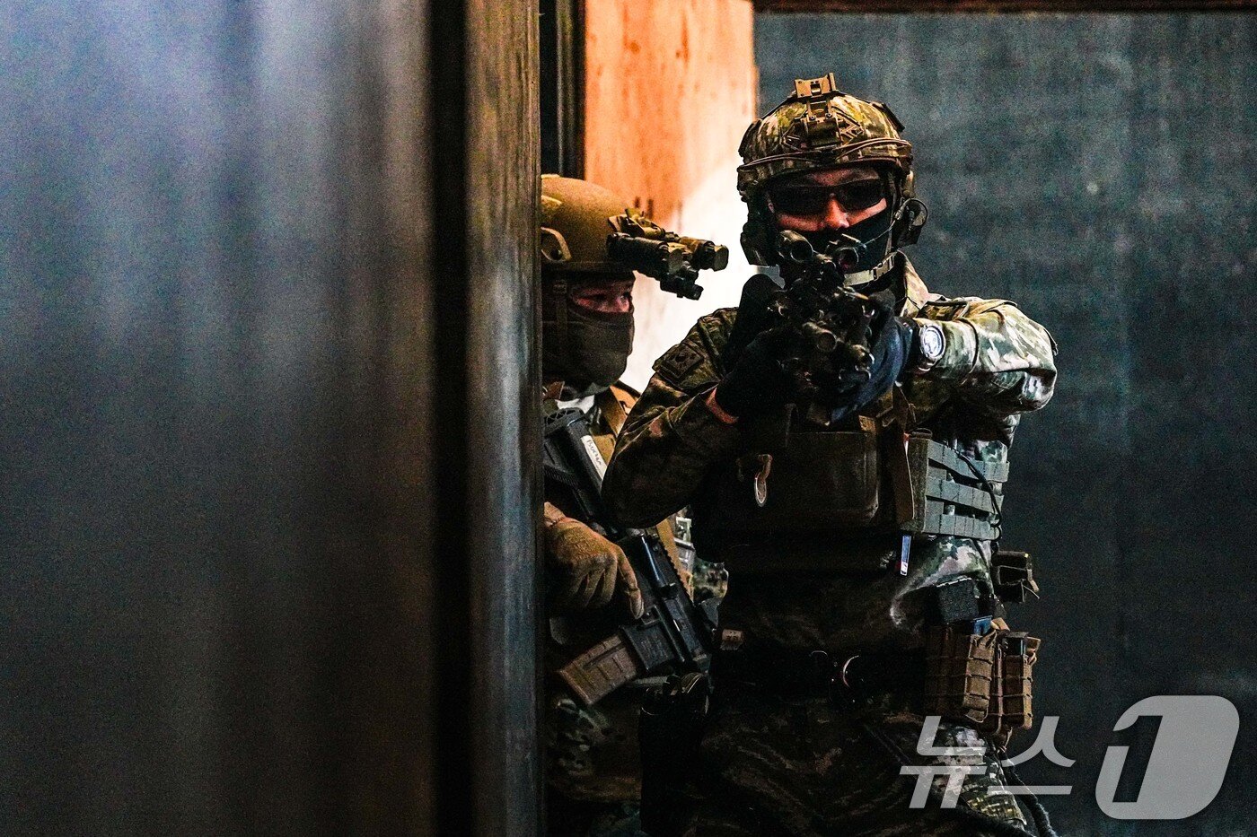 본문 이미지 - 해병대사령부는 지난 26일부터 오는 3월 7일까지 파주와 동두천 일대 훈련장에서 특수수색대대와 미 해병대 III-MEF 수색부대가 한미 해병대 KMEP 연합수색훈련을 하고 있다고 28일 밝혔다. 한미 해병대 수색부대 장병들이 도시지역전투 훈련장에서 근접전투술 숙달훈련을 하고 있다. &#40;해병대사령부 제공. 재판매 및 DB 금지&#41; 2025.2.28/뉴스1