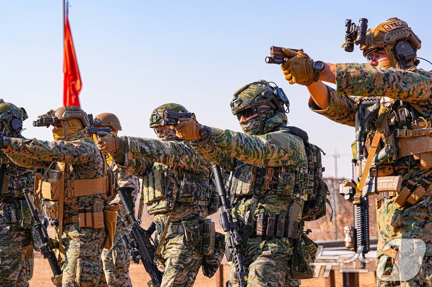 본문 이미지 - 해병대사령부는 지난 26일부터 오는 3월 7일까지 파주와 동두천 일대 훈련장에서 특수수색대대와 미 해병대 III-MEF 수색부대가 한미 해병대 KMEP 연합수색훈련을 하고 있다고 28일 밝혔다. 한미 해병대 수색부대 장병들이 권총과 소총을 활용한 실사격훈련을 하고 있다. &#40;해병대사령부 제공. 재판매 및 DB 금지&#41; 2025.2.28/뉴스1