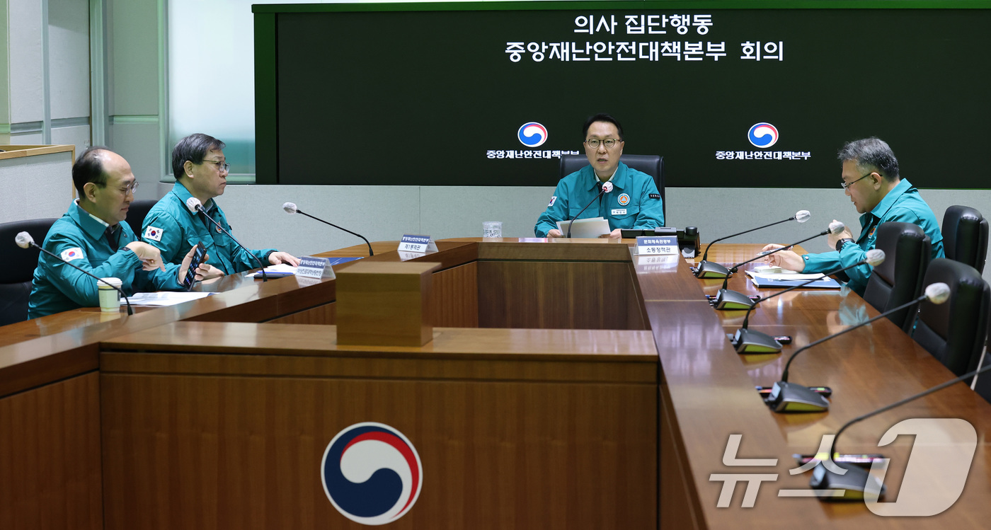 (서울=뉴스1) 임세영 기자 = 박민수 중앙재난안전대책본부 제1총괄조정관(보건복지부 제2차관)이 28일 오전 서울 종로구 정부서울청사에서 열린 의사 집단행동 중앙재난안전대책본부 회 …