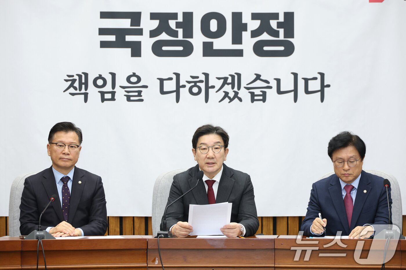 본문 이미지 - 권성동 국민의힘 원내대표가 28일 오전 서울 여의도 국회에서 열린 원내대책회의에서 모두발언을 하고 있다. 2025.2.28/뉴스1 ⓒ News1 이광호 기자