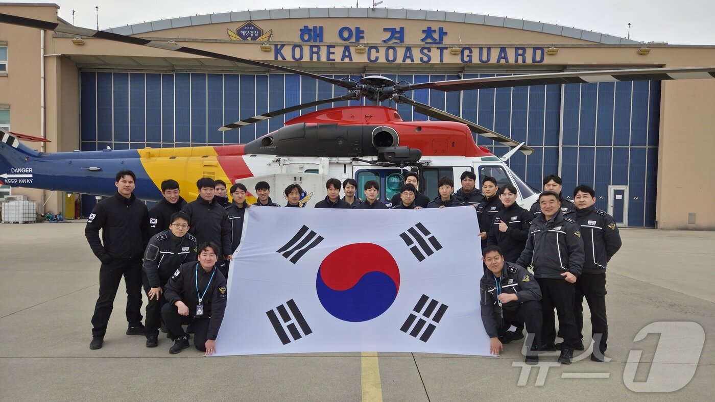 본문 이미지 - 동해지방해양경찰청 항공단이 106주년 3.1절을 맞아 독도와 울릉도 상공에서 동해 해양영토 주권수호 의지를 다지는 태극기 퍼포먼스를 펼치고 있다. (동해해경청 제공, 재판매 및 DB 금지) 2025.2.28/뉴스1 ⓒ News1 윤왕근 기자