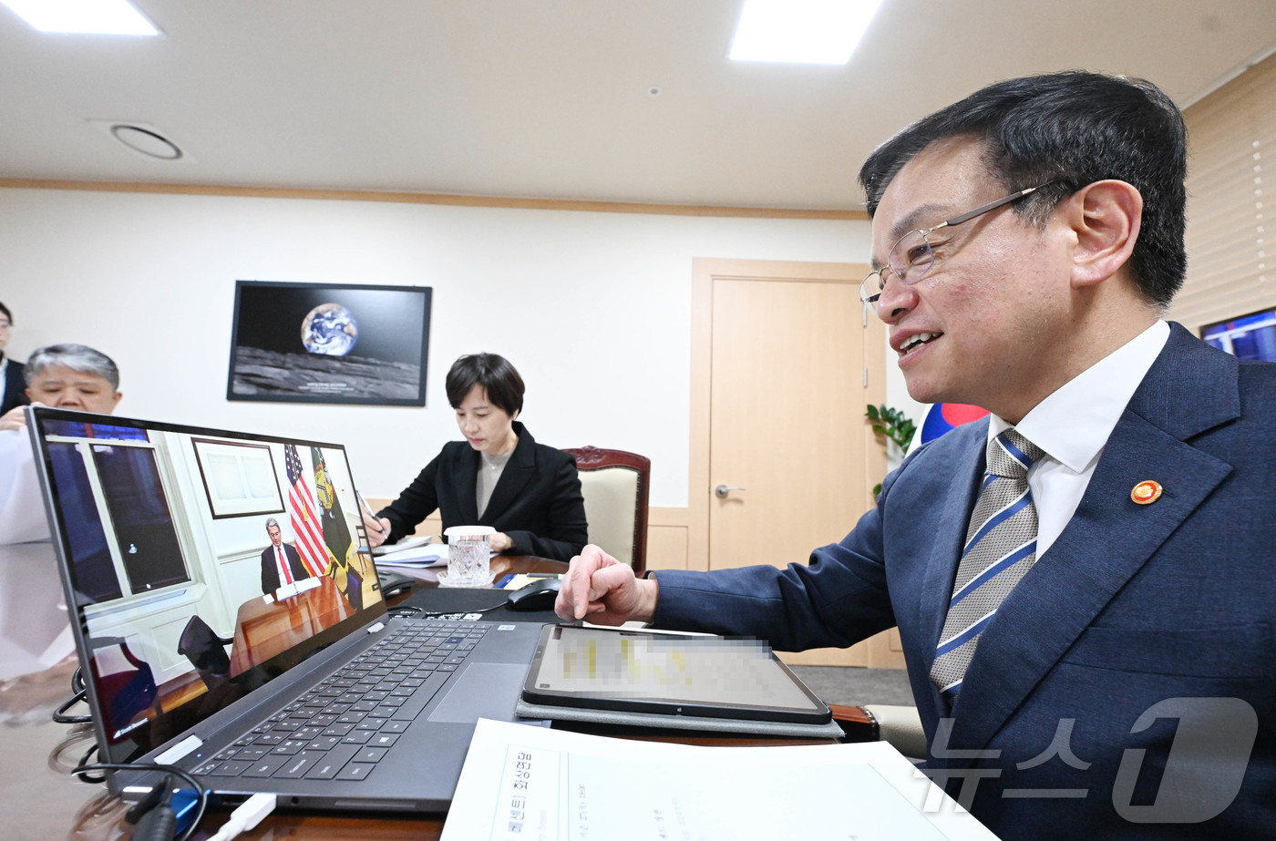 (서울=뉴스1) = 최상목 대통령 권한대행 부총리 겸 기획재정부 장관이 28일 서울 종로구 정부서울청사에서 스콧 베센트 신임 미국 재무장관과 화상면담을 통해 경제·통상·안보·금융 …