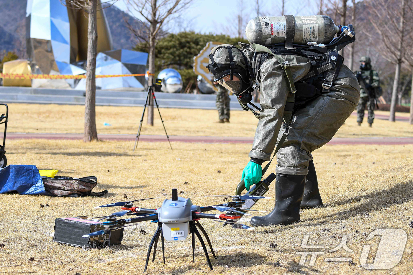 (포항=뉴스1) 최창호 기자 = 28일 해병대 1사단 2여단 장병들이 주둔지 내 국가주요시설인 포스코 포항제철소와 월성원자력본부에서 실시된 대침투종합훈련에서 주요지역에 침투한 드론 …