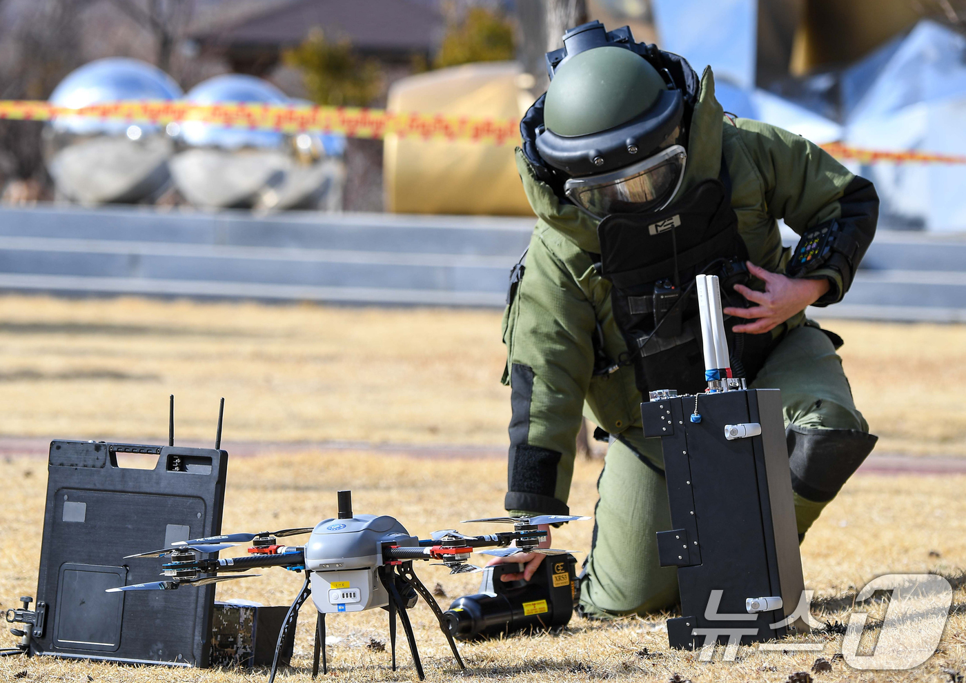 (포항=뉴스1) 최창호 기자 = 28일 해병대 1사단 2여단 장병들이 주둔지 내 국가주요시설인 포스코 포항제철소와 월성원자력본부에서 실시된 대침투종합훈련에서 주요지역에 침투한 드론 …