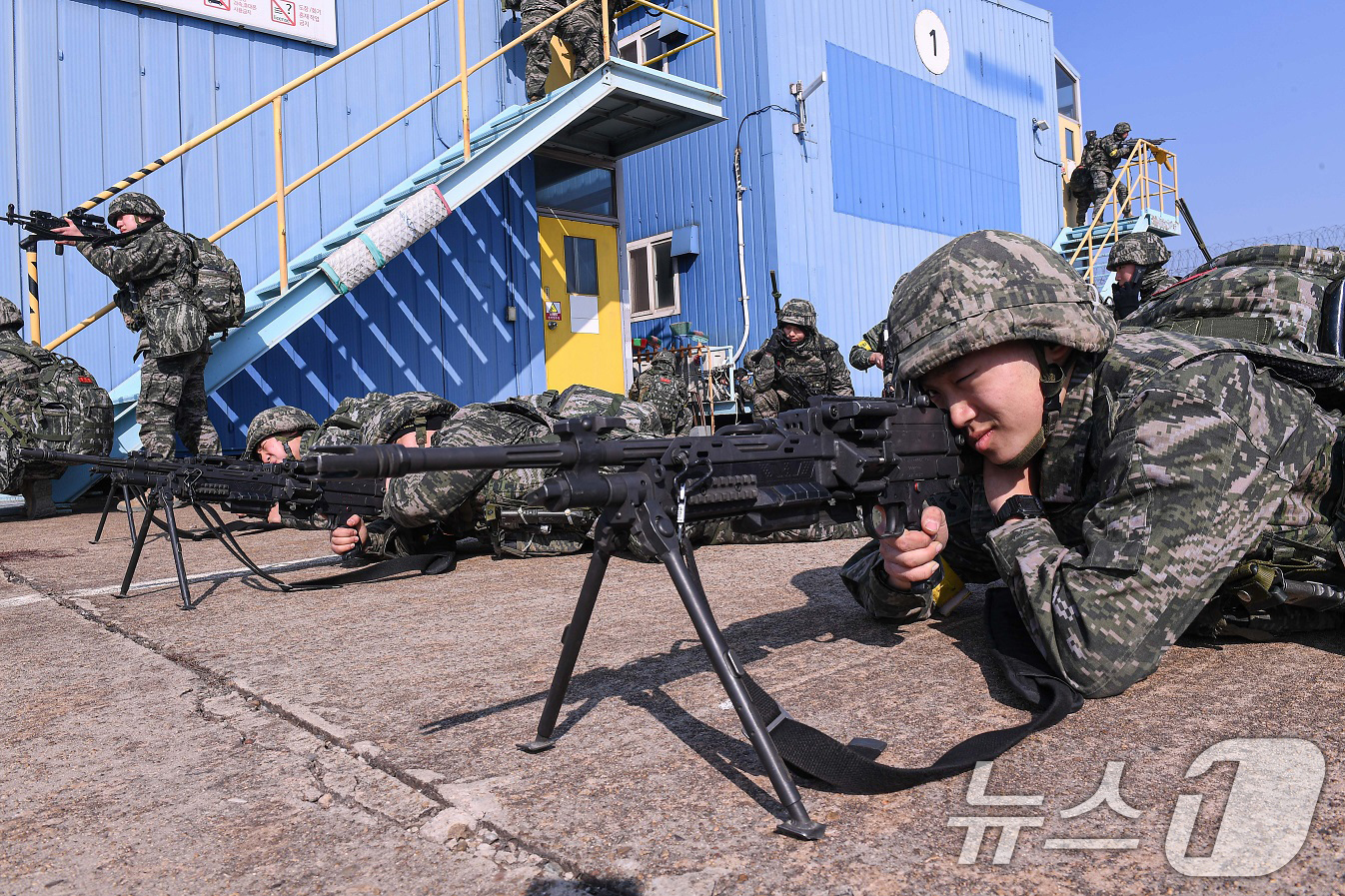(포항=뉴스1) 최창호 기자 = 28일 해병대 1사단 2여단 장병들이 주둔지 내 국가주요시설인 포스코 포항제철소와 월성원자력본부에서 실시된 대침투종합훈련에서 대항군과 교전을 준비하 …