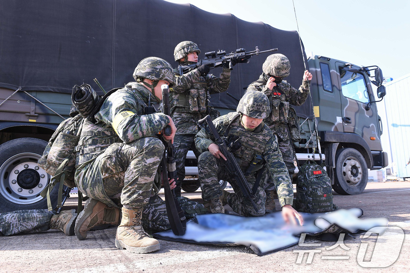 (포항=뉴스1) 최창호 기자 = 28일 해병대 1사단 2여단 장병들이 주둔지 내 국가주요시설인 포스코 포항제철소와 월성원자력본부에서 실시된 대침투종합훈련에서 대항군과 교전을 준비하 …
