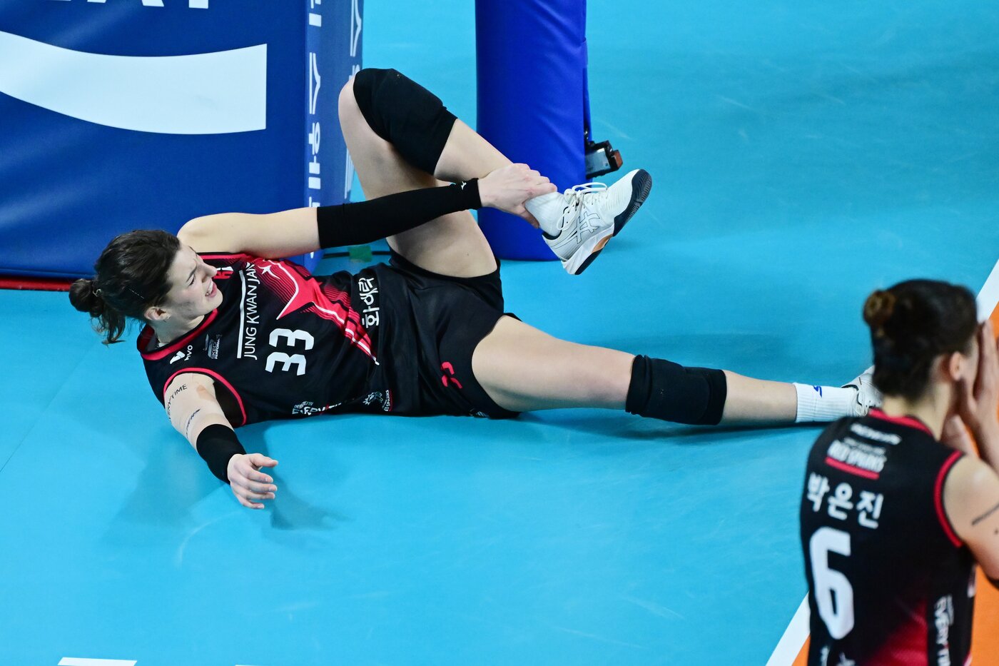 본문 이미지 - 발목 인대 파열 부상을 당한 정관장 반야 부키리치. &#40;KOVO 제공&#41;