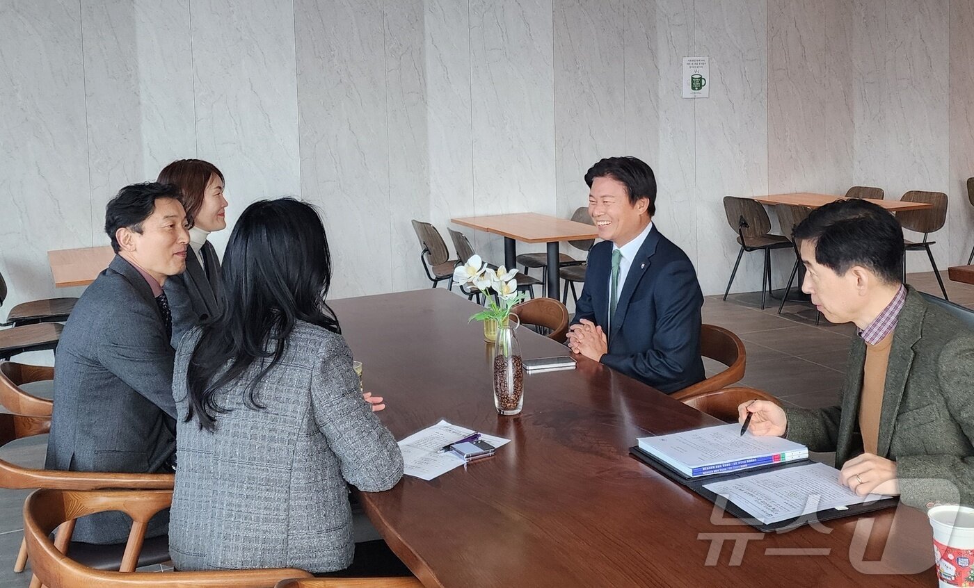 본문 이미지 - 조용익 부천시장(오른쪽 위)이 경기형 과학고 심층 질의 면접에 직접 참여하기 위해 경기도교육청을 찾았다.(부천시 제공) / 뉴스1