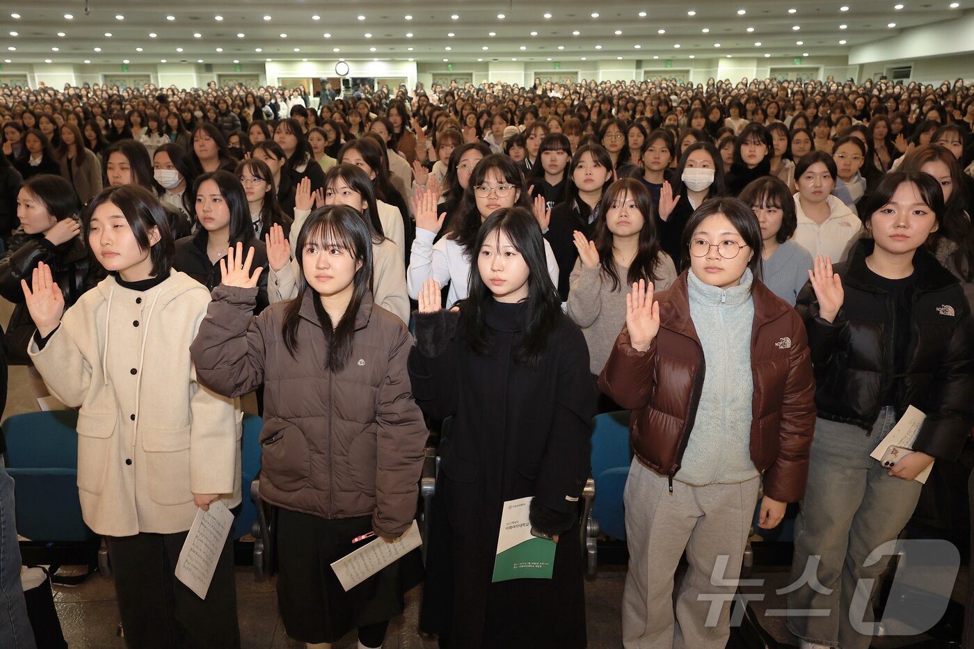 본문 이미지 - 28일 오전 서울 서대문구 이화여자대학교 대강당에서 열린 2025학년도 입학식에서 신입생들이 신입생 선서를 하고 있다.  2025.2.28/뉴스1 ⓒ News1 박정호 기자