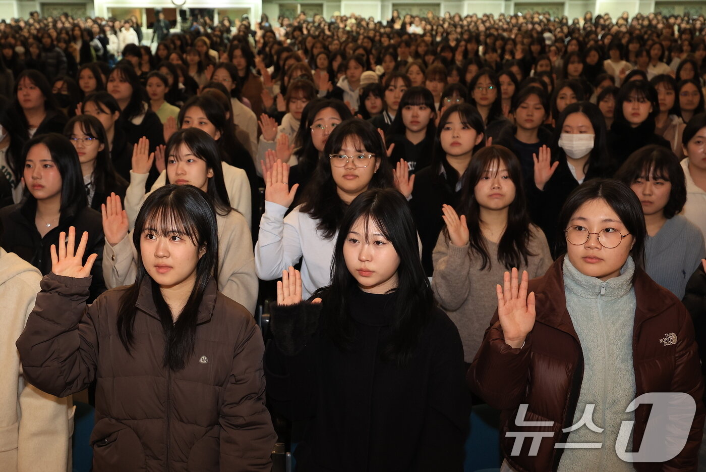 본문 이미지 - 28일 오전 서울 서대문구 이화여자대학교 대강당에서 열린 2025학년도 입학식에서 신입생들이 신입생 선서를 하고 있다.  2025.2.28/뉴스1 ⓒ News1 박정호 기자
