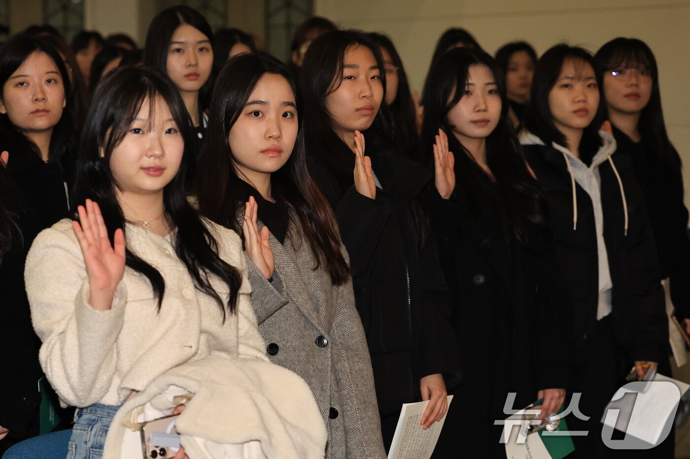본문 이미지 - 28일 오전 서울 서대문구 이화여자대학교 대강당에서 열린 2025학년도 입학식에서 신입생들이 선서하고 있다. 2025.2.28/뉴스1 ⓒ News1 박정호 기자