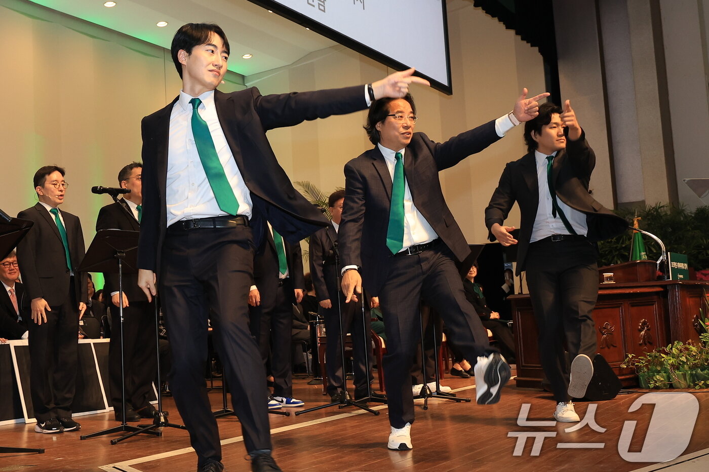 본문 이미지 - 28일 오전 서울 서대문구 이화여자대학교 대강당에서 열린 2025학년도 입학식에서 남성교수중창딘 교수들이 입학 축하 메들리 공연을 하고 있다.  2025.2.28/뉴스1 ⓒ News1 박정호 기자