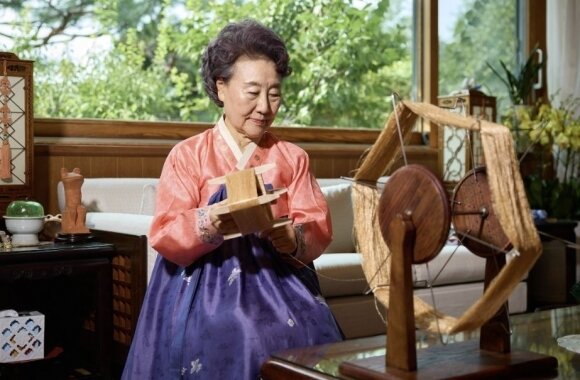 본문 이미지 - 한국 매듭장 김은영씨.(펜디홈페이지)