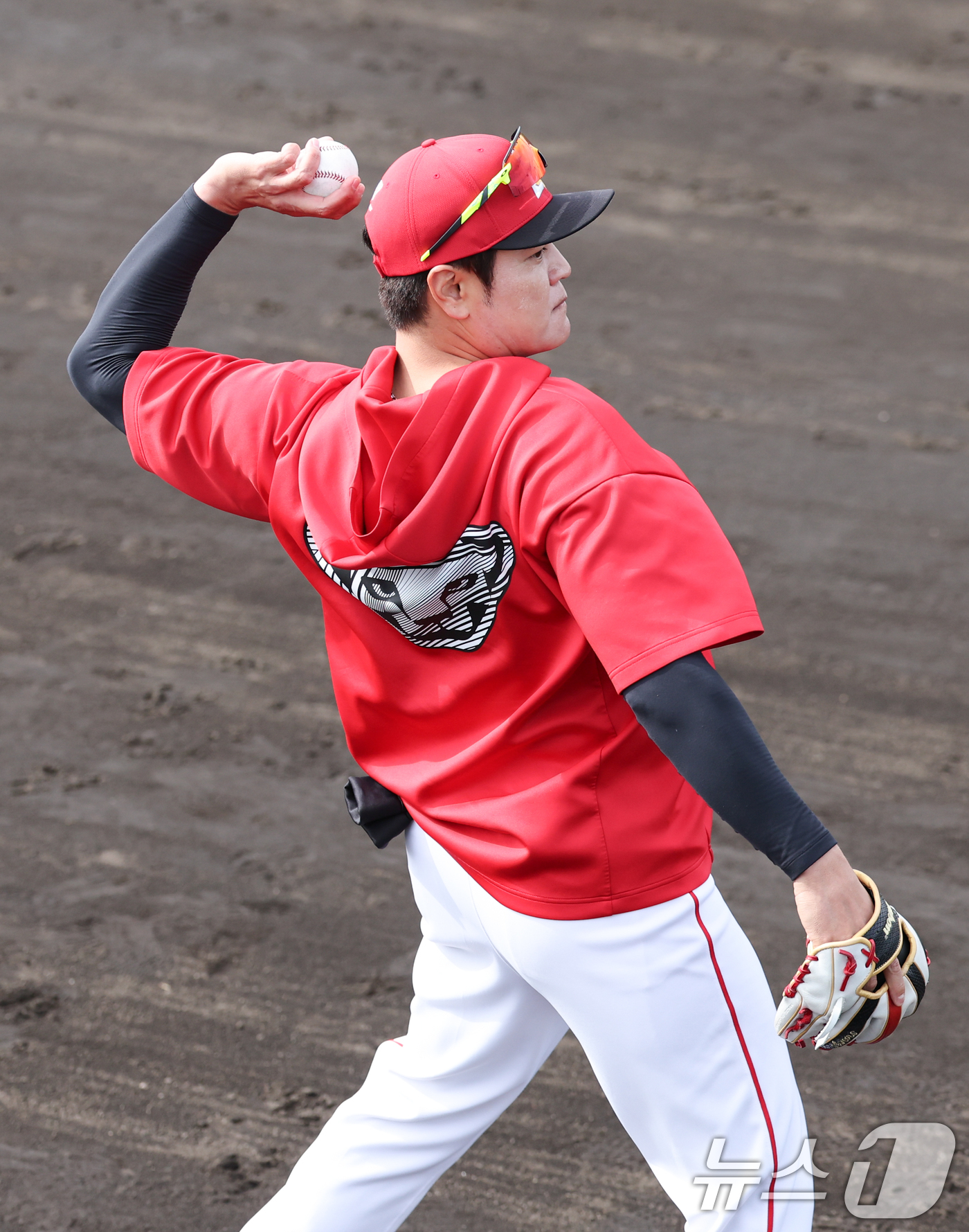 (오키나와(일본)=뉴스1) 허경 기자 = 추신수 SSG 구단주 특별보좌역 및 육성총괄이 28일 일본 오키나와 구시카와 야구장에서 열린 KT 위즈와 SSG 랜더스 연습경기에 앞서 캐 …