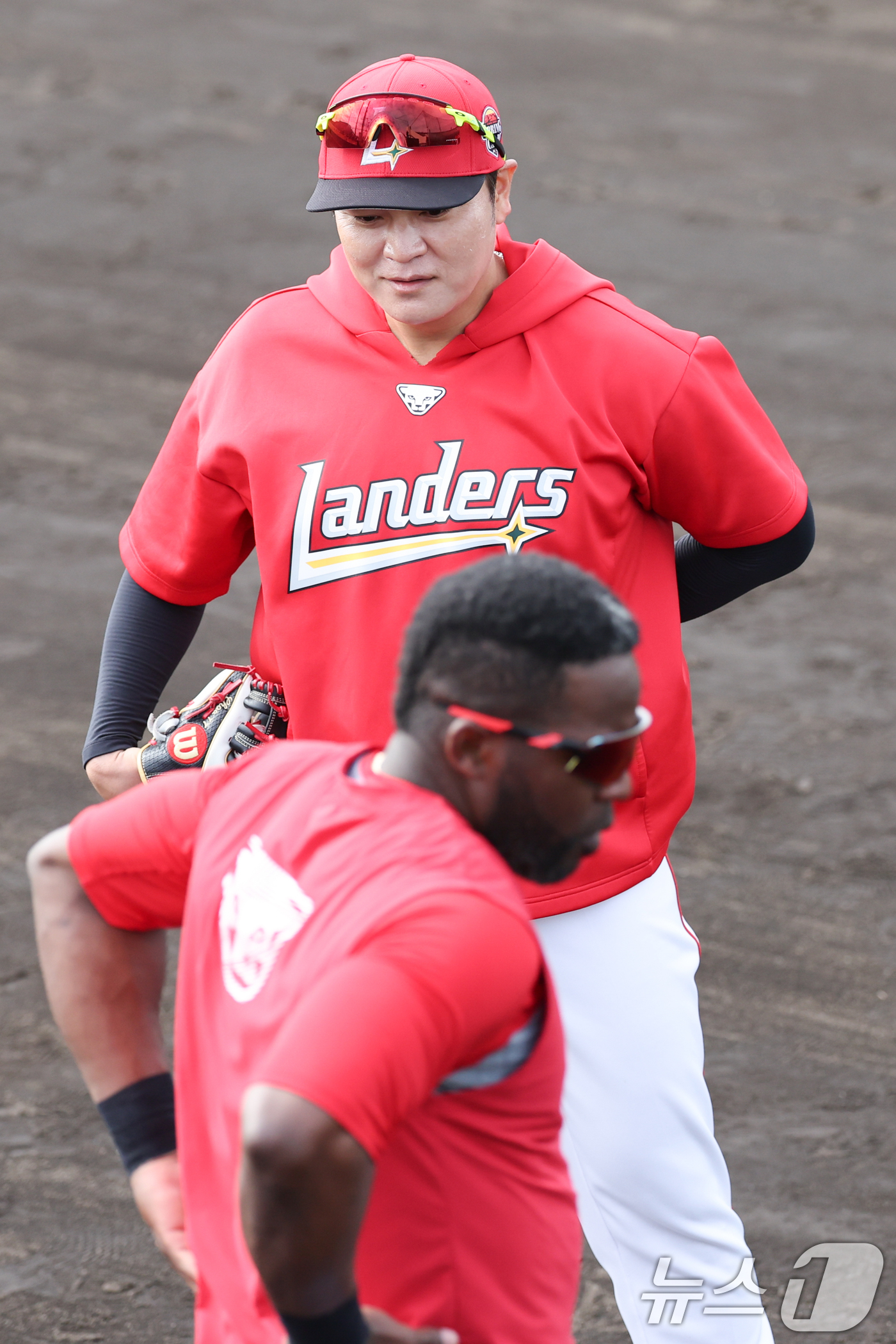 (오키나와(일본)=뉴스1) 허경 기자 = 추신수 SSG 구단주 특별보좌역 및 육성총괄이 28일 일본 오키나와 구시카와 야구장에서 열린 KT 위즈와 SSG 랜더스 연습경기에 앞서 에 …