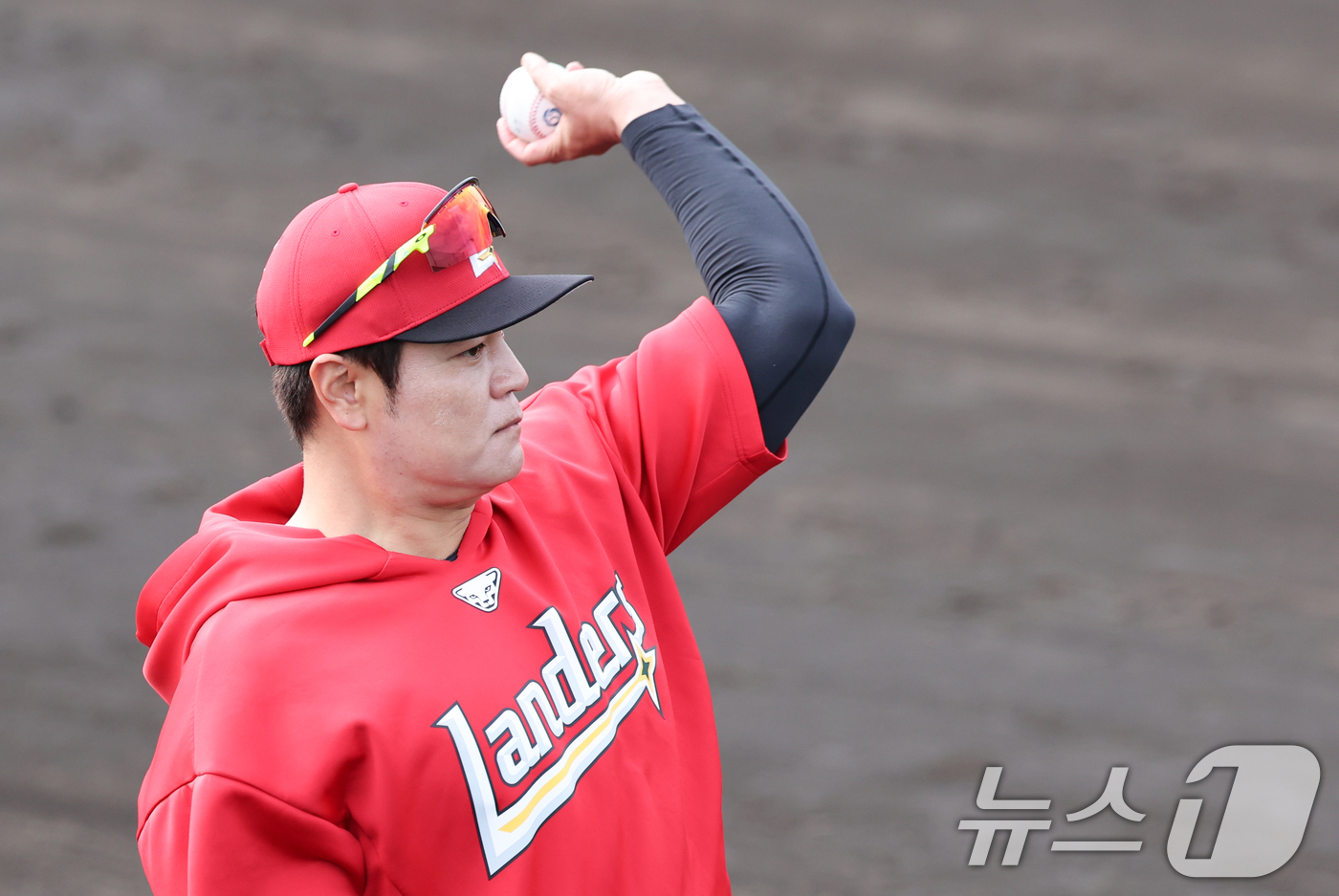 (오키나와(일본)=뉴스1) 허경 기자 = 추신수 SSG 구단주 특별보좌역 및 육성총괄이 28일 일본 오키나와 구시카와 야구장에서 열린 KT 위즈와 SSG 랜더스 연습경기에 앞서 캐 …