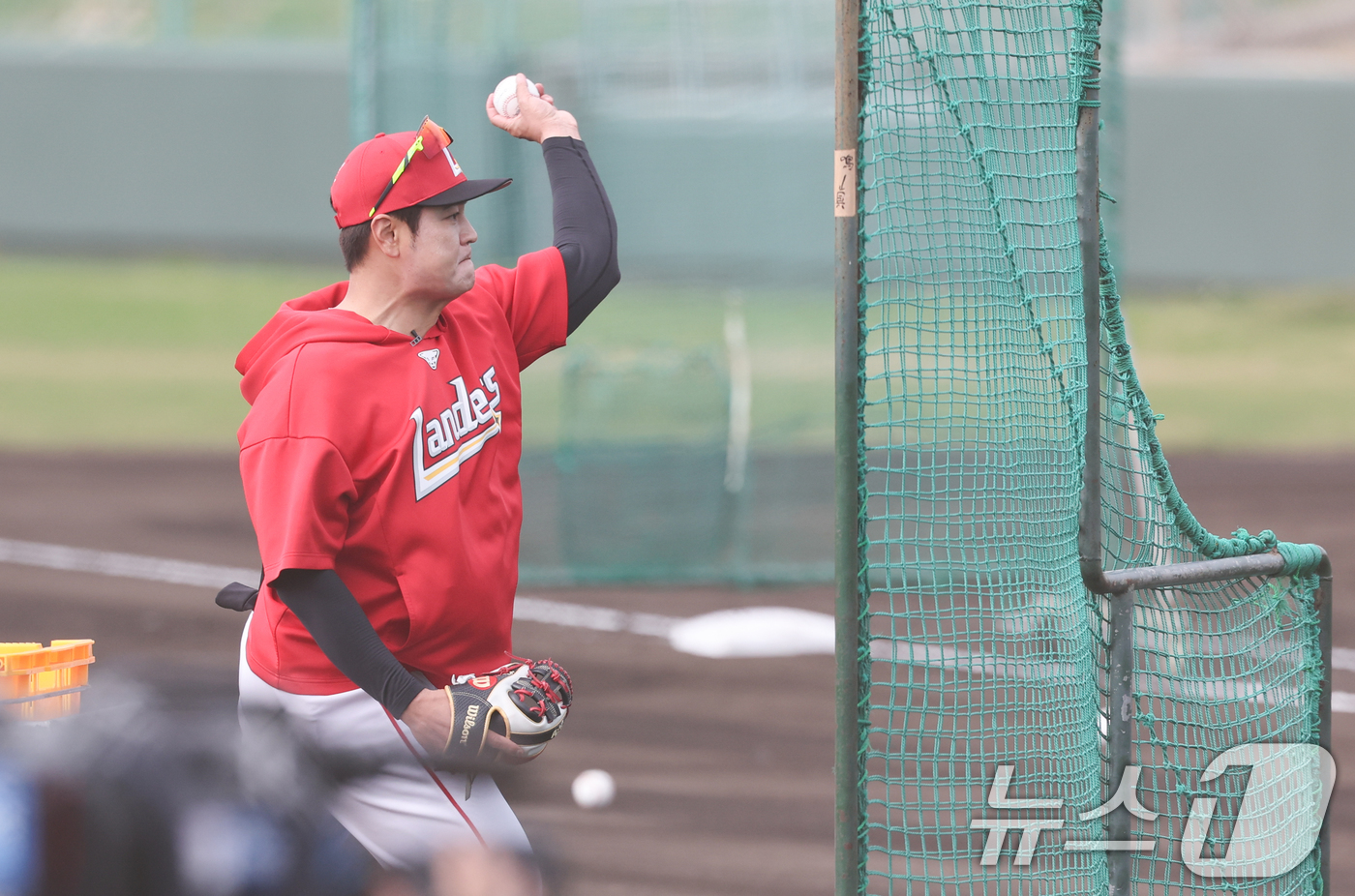 (오키나와(일본)=뉴스1) 허경 기자 = 추신수 SSG 구단주 특별보좌역 및 육성총괄이 28일 일본 오키나와 구시카와 야구장에서 열린 KT 위즈와 SSG 랜더스 연습경기에 앞서 베 …