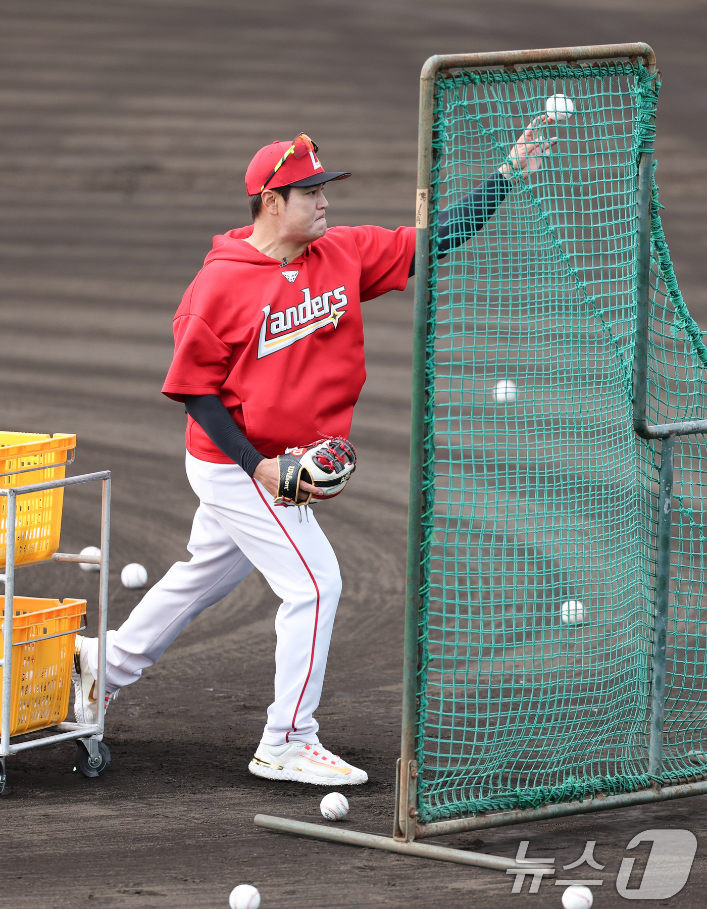 (오키나와(일본)=뉴스1) 허경 기자 = 추신수 SSG 구단주 특별보좌역 및 육성총괄이 28일 일본 오키나와 구시카와 야구장에서 열린 KT 위즈와 SSG 랜더스 연습경기에 앞서 베 …