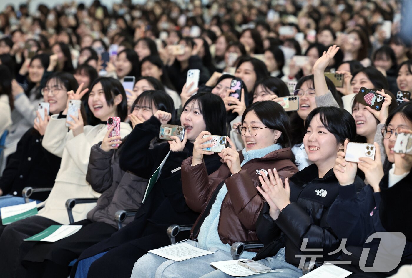 본문 이미지 - 28일 오전 서울 서대문구 이화여자대학교 대강당에서 열린 2025학년도 입학식에서 신입생들이 남성교수중창단의 입학 축하 메들리 공연을 촬영하며 환하게 미소 짓고 있다. 2025.2.28/뉴스1 ⓒ News1 박정호 기자