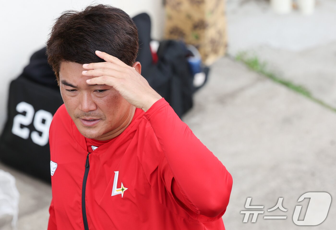 본문 이미지 - SSG 노경은이 28일 일본 오키나와 구시카와 야구장에서 열린 KT 위즈와 SSG 랜더스 연습경기에 앞서 훈련에 임하고 있다. 2025.2.28/뉴스1 ⓒ News1 허경 기자
