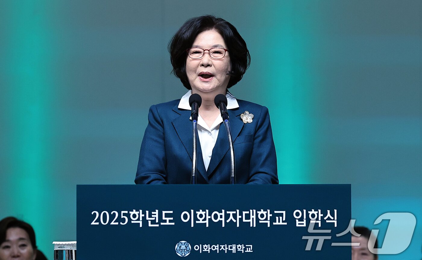 본문 이미지 - 이향숙 이화여자대학교 총장이 28일 오전 서울 서대문구 이화여자대학교 대강당에서 열린 2025학년도 입학식에서 총장말씀을 하고 있다.  2025.2.28/뉴스1 ⓒ News1 박정호 기자