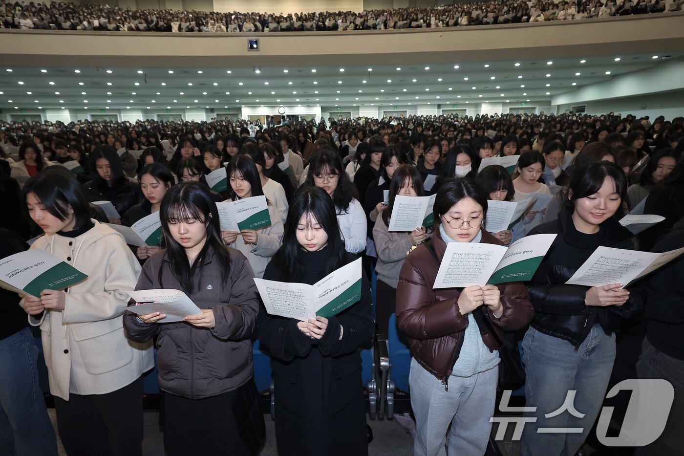 본문 이미지 - 28일 오전 서울 서대문구 이화여자대학교 대강당에서 열린 2025학년도 입학식에서 신입생들이 찬송하고 있다.  2025.2.28/뉴스1 ⓒ News1 박정호 기자