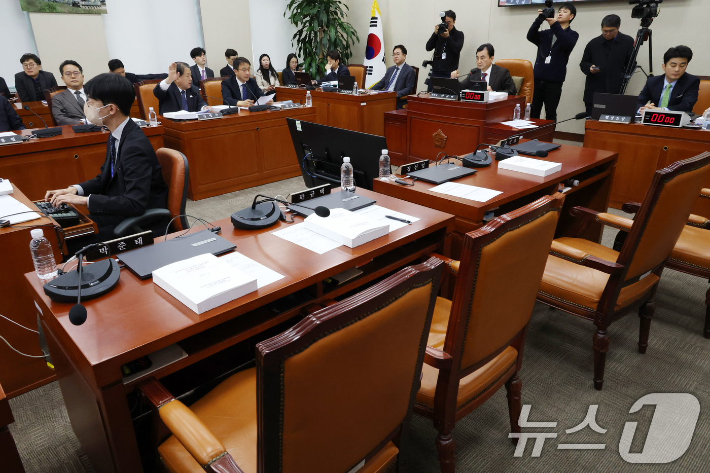 (서울=뉴스1) 이광호 기자 = 8일 오전 서울 여의도 국회에서 열린 윤석열정부의 비상계엄 선포를 통한 내란혐의 진상규명 국정조사특별위원회 전체회의에서 여당 의원들이 불출석 및 동 …