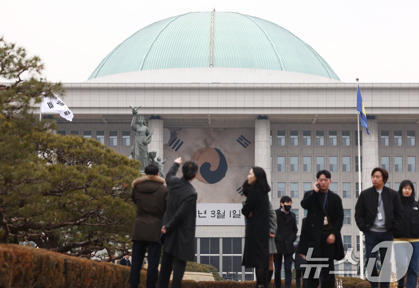 본문 이미지 - 3.1절을 하루 앞둔 28일 서울 여의도 국회 본청에 진관사 태극기가 걸려 있다. 2025.2.28/뉴스1 ⓒ News1 김민지 기자