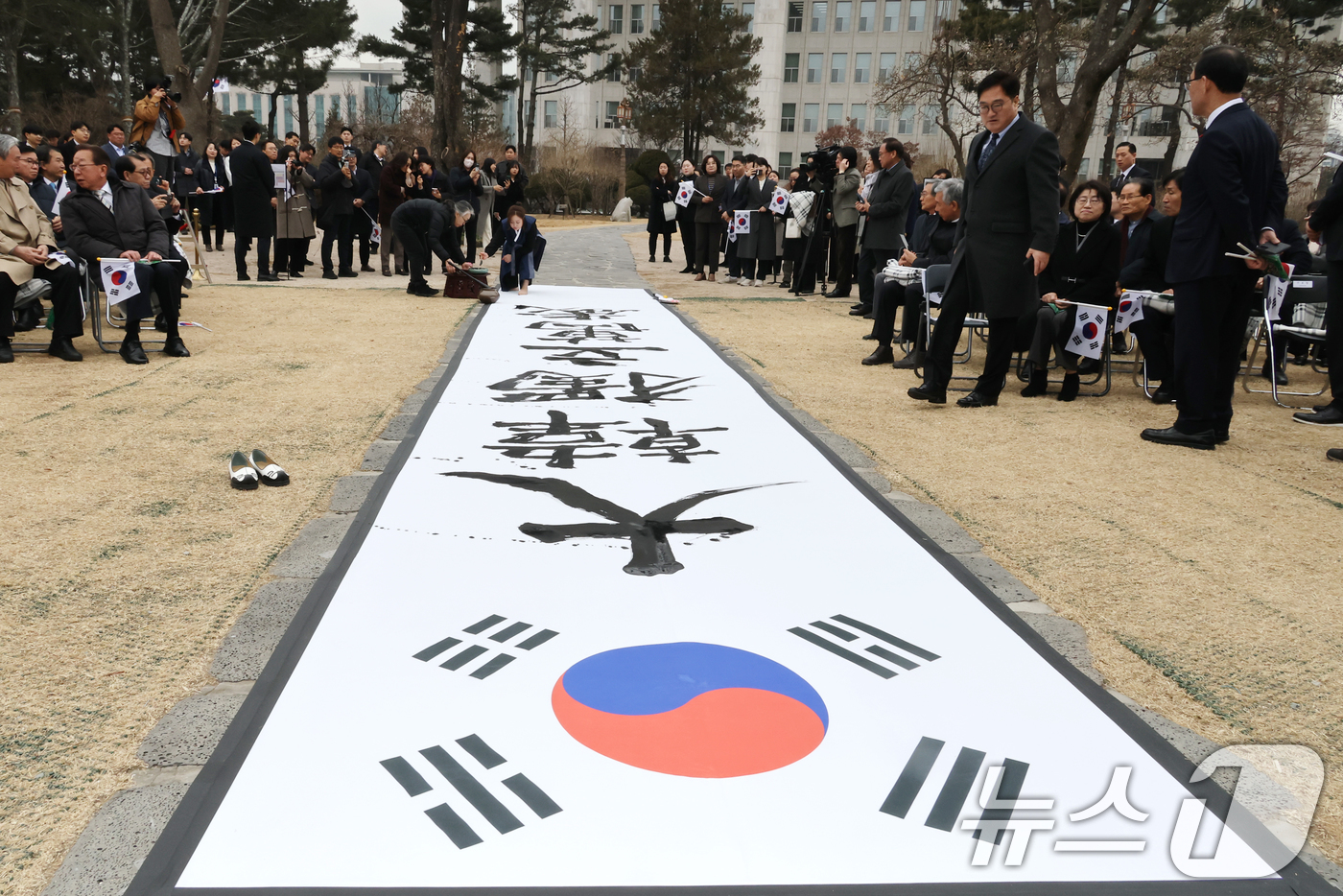(서울=뉴스1) 이광호 기자 = 우원식 국회의장이 28일 서울 여의도 국회 사랑재에서 열린 106주년 3·1절 기념 독립운동가 후손 초청 오찬 간담회에 앞서 참석자들과 서예 퍼포먼 …