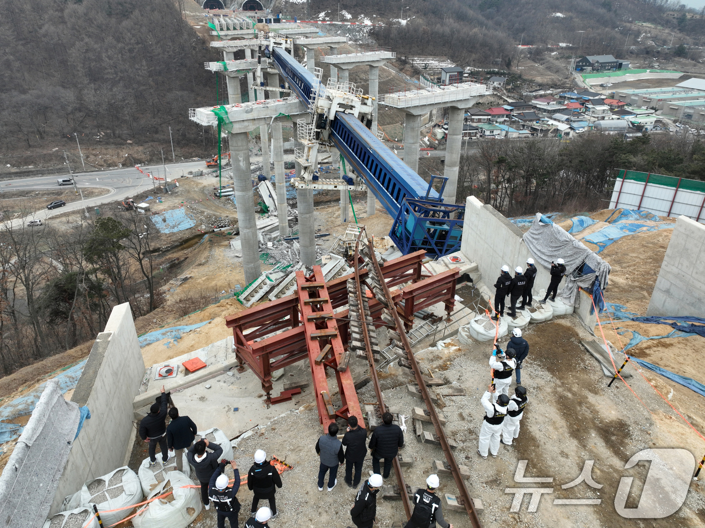 (안성=뉴스1) 김영운 기자 = 28일 경기 안성시 서운면 산평리 서울-세종고속도로 9공구 교량 상판 붕괴 사고현장에서 유관기관 관계자들이 합동감식을 하고 있다. (공동취재) 20 …