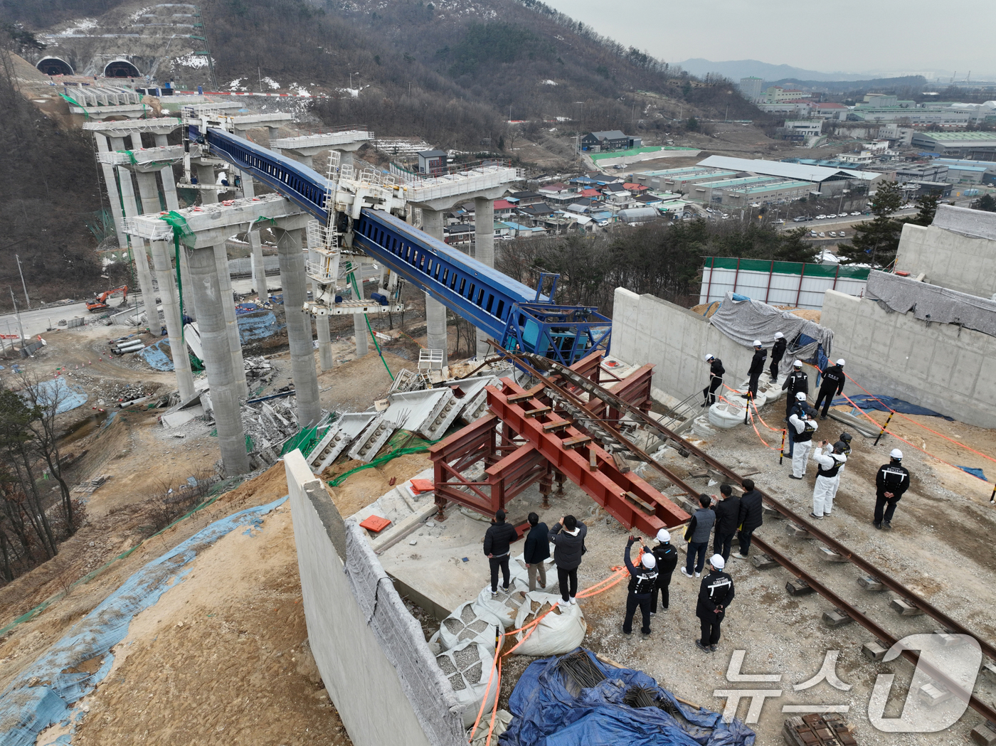 (안성=뉴스1) 김영운 기자 = 28일 경기 안성시 서운면 산평리 서울-세종고속도로 9공구 교량 상판 붕괴 사고현장에서 유관기관 관계자들이 합동감식을 하고 있다. (공동취재) 20 …