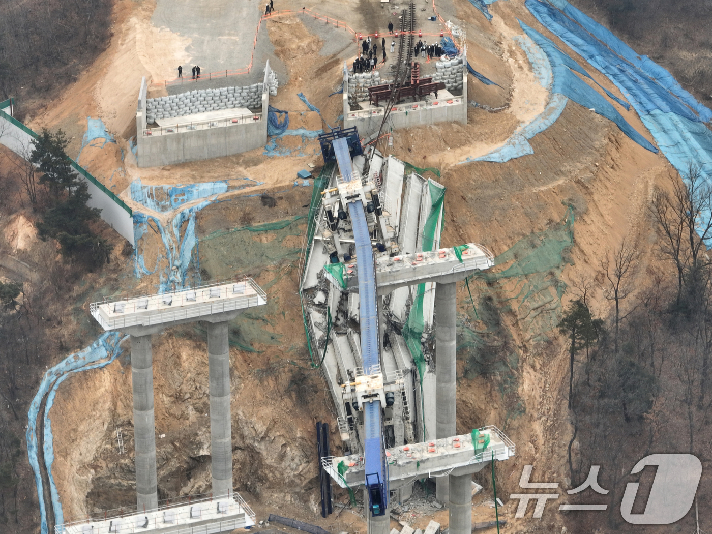 (안성=뉴스1) 김영운 기자 = 28일 경기 안성시 서운면 산평리 서울-세종고속도로 9공구 교량 상판 붕괴 사고현장에서 유관기관 관계자들이 합동감식을 하고 있다. (공동취재) 20 …