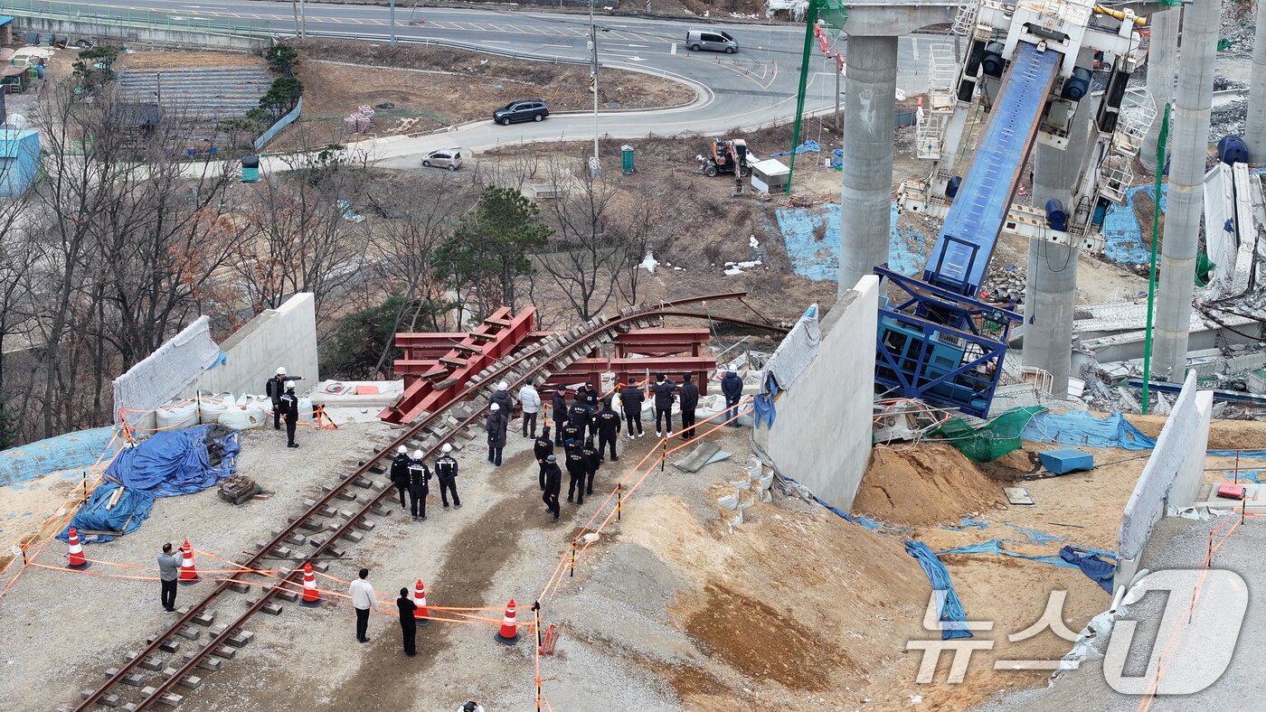 본문 이미지 - 28일 경기 안성시 서운면 산평리 서울-세종고속도로 9공구 교량 상판 붕괴 사고현장에서 유관기관 관계자들이 합동감식을 하고 있다. &#40;공동취재&#41; 2025.2.28/뉴스1 ⓒ News1 김영운 기자