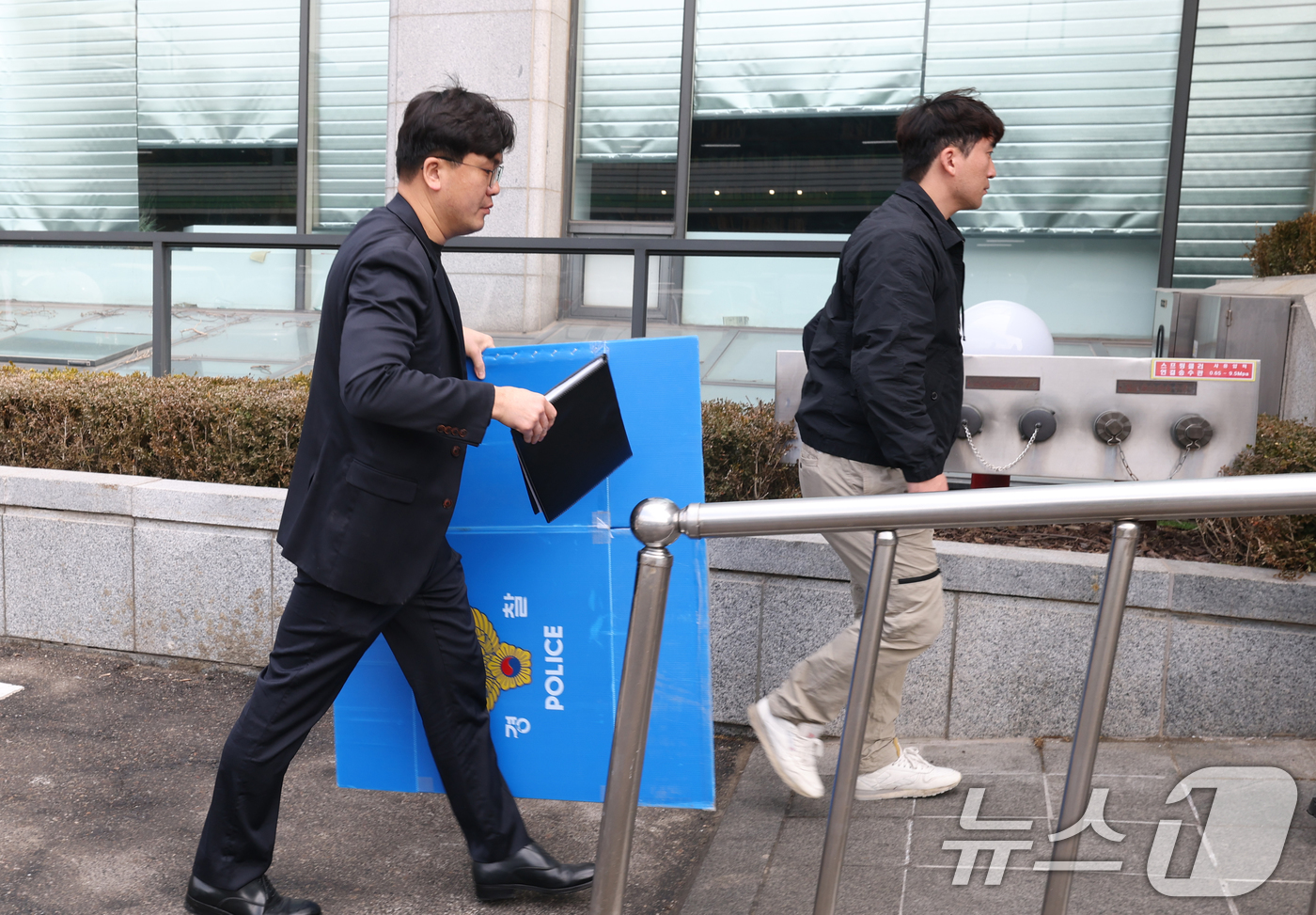 (서울=뉴스1) 권현진 기자 = 경기남부경찰청 안성 교각 붕괴 사고 수사전담팀이 ‘서울-세종고속도로 공사장 제9공구 교각 상판 붕괴 사고' 관련 압수수색을 위해 28일 서울 종로구 …