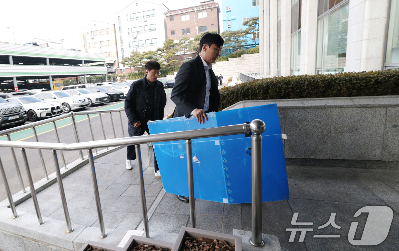 (서울=뉴스1) 권현진 기자 = 경기남부경찰청 안성 교각 붕괴 사고 수사전담팀이 ‘서울-세종고속도로 공사장 제9공구 교각 상판 붕괴 사고' 관련 압수수색을 위해 28일 서울 종로구 …