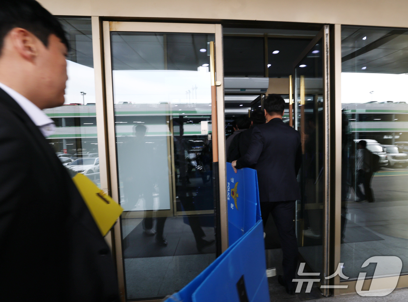 (서울=뉴스1) 권현진 기자 = 경기남부경찰청 안성 교각 붕괴 사고 수사전담팀이 ‘서울-세종고속도로 공사장 제9공구 교각 상판 붕괴 사고' 관련 압수수색을 위해 28일 서울 종로구 …