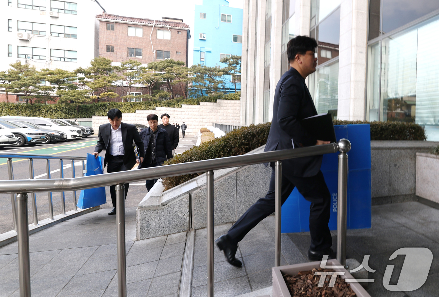 (서울=뉴스1) 권현진 기자 = 경기남부경찰청 안성 교각 붕괴 사고 수사전담팀이 ‘서울-세종고속도로 공사장 제9공구 교각 상판 붕괴 사고' 관련 압수수색을 위해 28일 서울 종로구 …