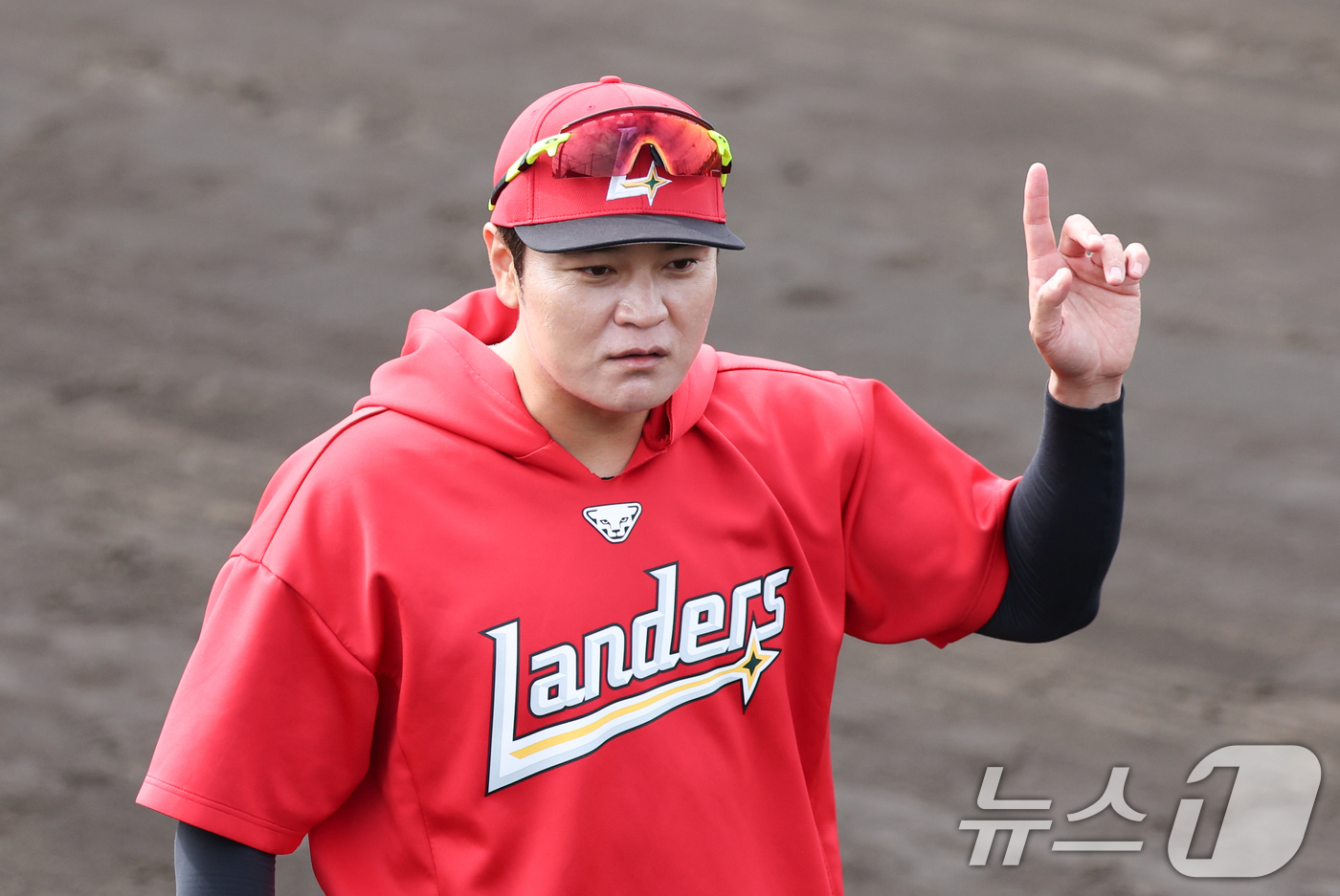 (오키나와(일본)=뉴스1) 허경 기자 = 추신수 SSG 구단주 특별보좌역 및 육성총괄이 28일 일본 오키나와 구시카와 야구장에서 열린 KT 위즈와 SSG 랜더스 연습경기에 앞서 선 …